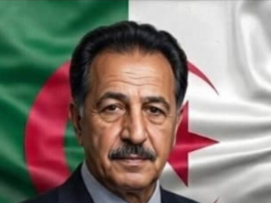 Portrait d'Abdelkrim Mansouri devant le drapeau algérien