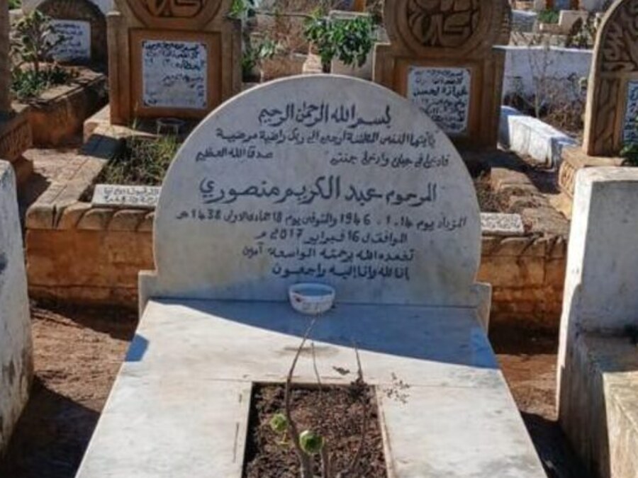 La tombe d'Abdelkrim Mansouri, stèle de marbre gravée en arabe